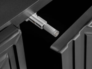 Komoda ryflowana ETNA 160 cm czarna mat BIAŁE TŁO mat ARANŻACJA DETAL4