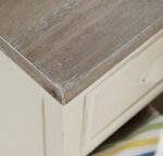 Stylowa komoda Rimini RI01D w kremowym kolorze z jasnobrązowym blatem 90 cm